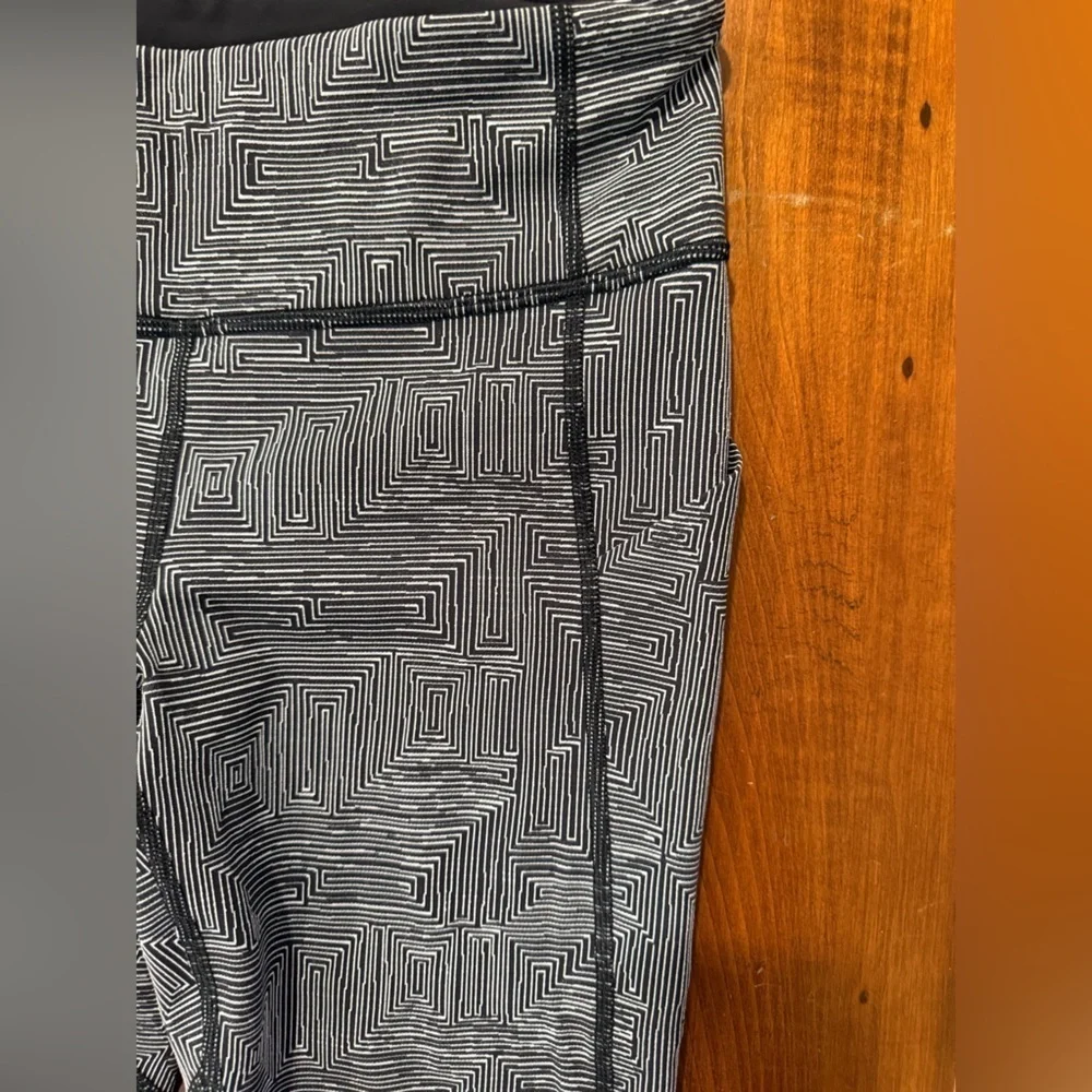 Lulu lemon maze geometric pace rival cropped leggings​​​​​